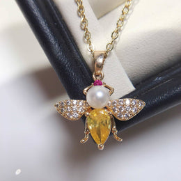 Reine Perlière — Bee & Freshwater Pearl Necklace in 18K Gold Finish